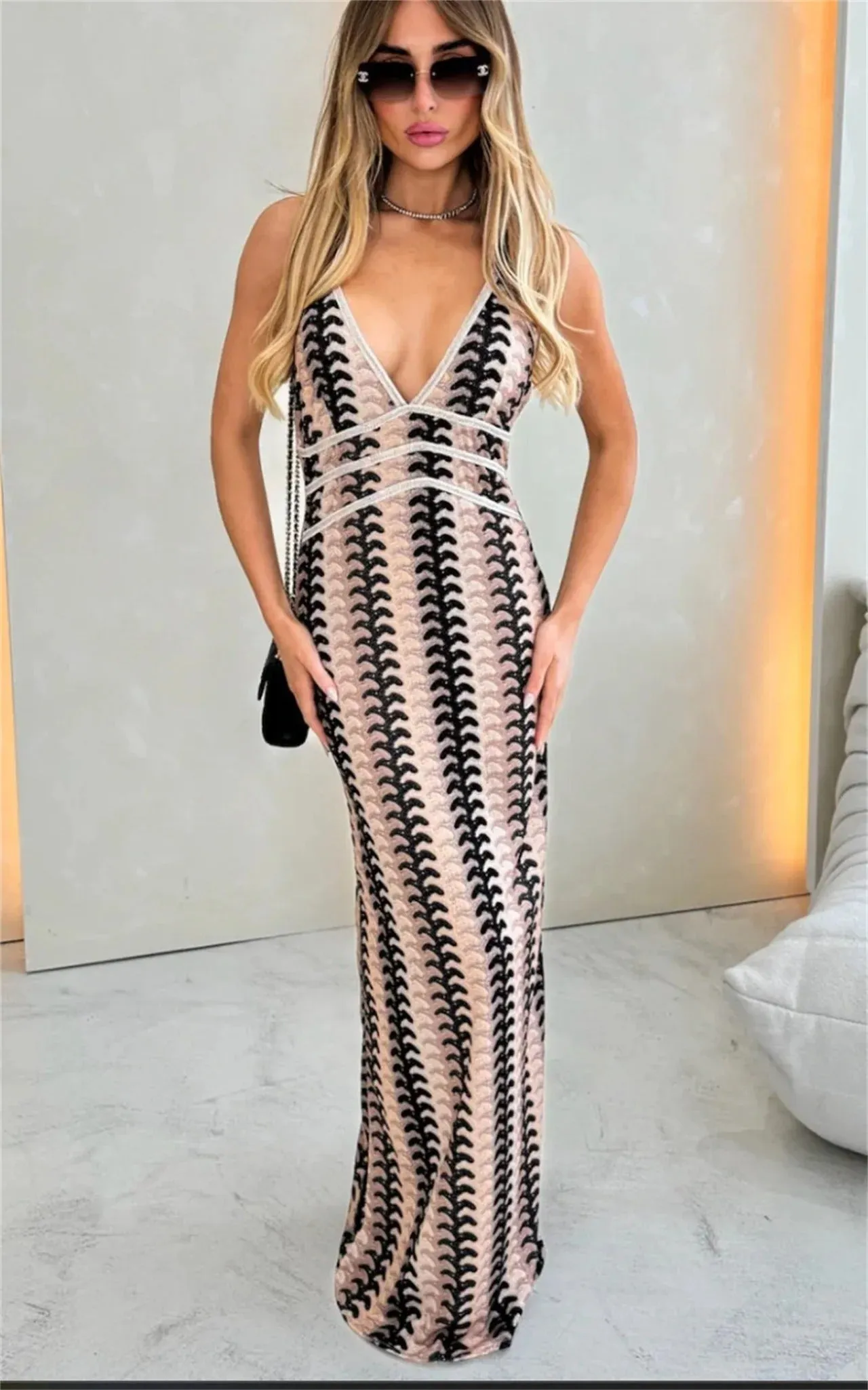 Andie - Stylish V-Neck Dress