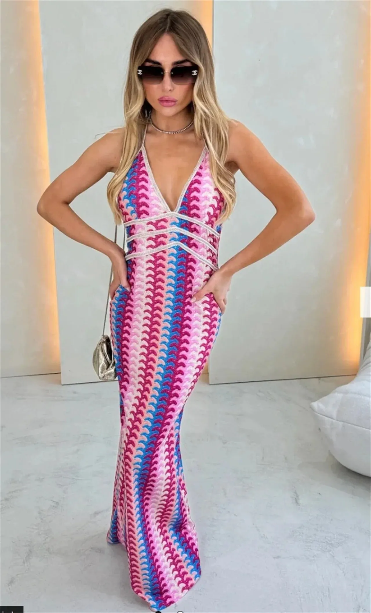 Andie - Stylish V-Neck Dress
