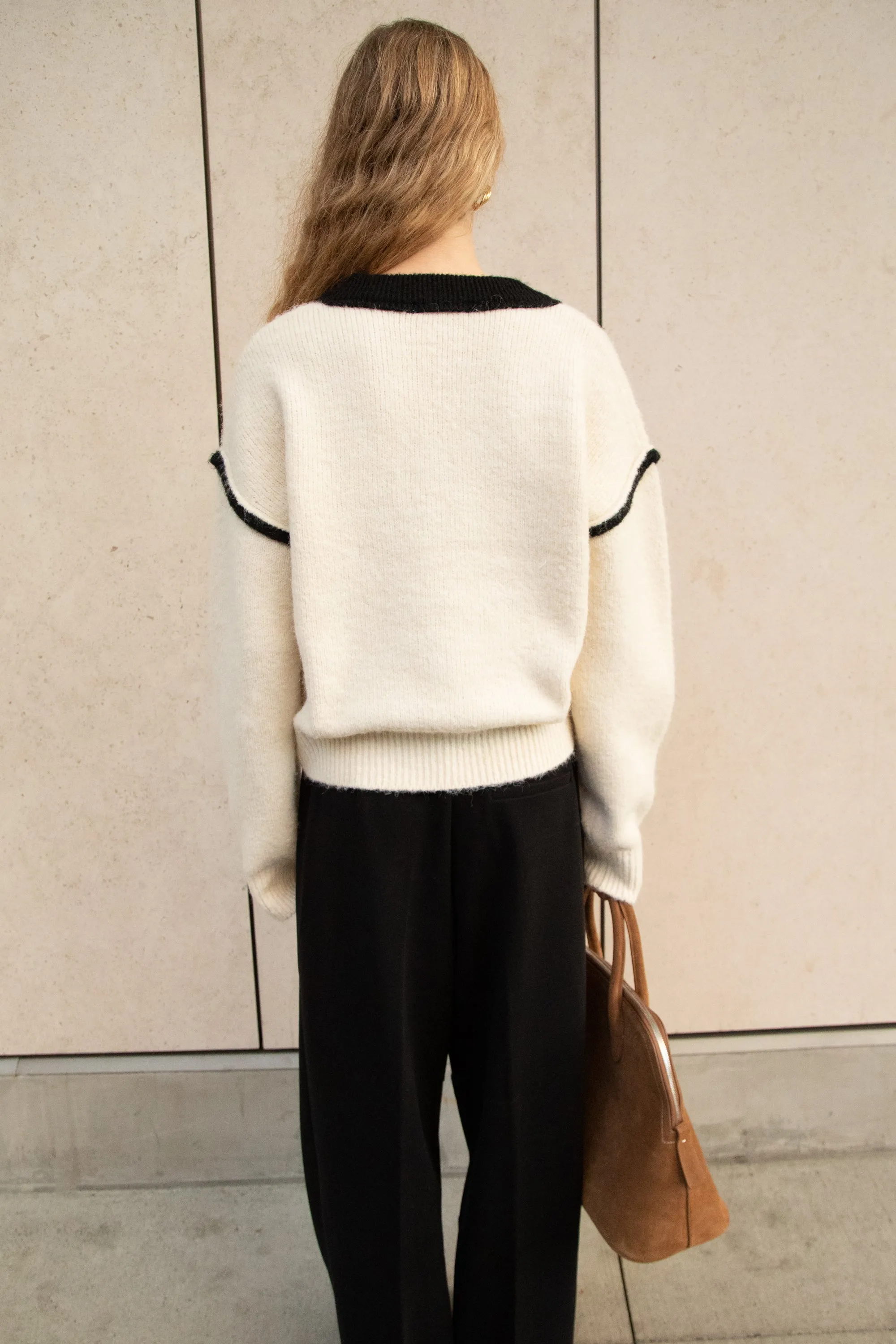 CROPPED CONTRAST V-NECK SWEATER